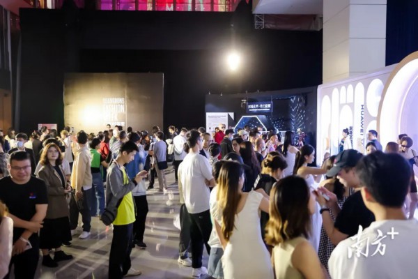 为什么那么多人要挤去广东时装周?不只是看走秀