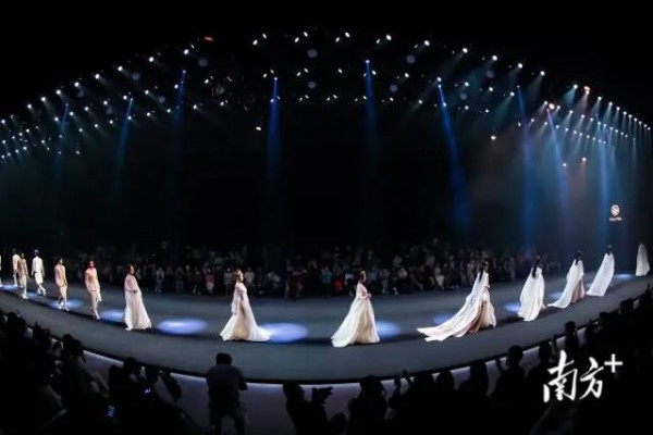 为什么那么多人要挤去广东时装周?不只是看走秀