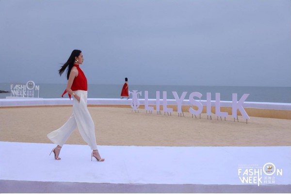 真丝品牌LILYSILK莉莉秀客系列新品大秀 亮相消博会时装周