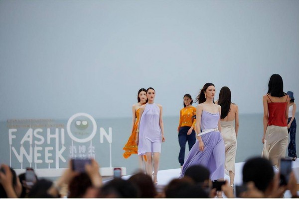 真丝品牌LILYSILK莉莉秀客系列新品大秀 亮相消博会时装周