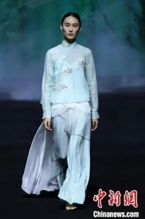 武汉时装周开幕 国风国潮惊艳亮相