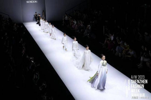 高端华服品牌三寸盛京亮相深圳时装周