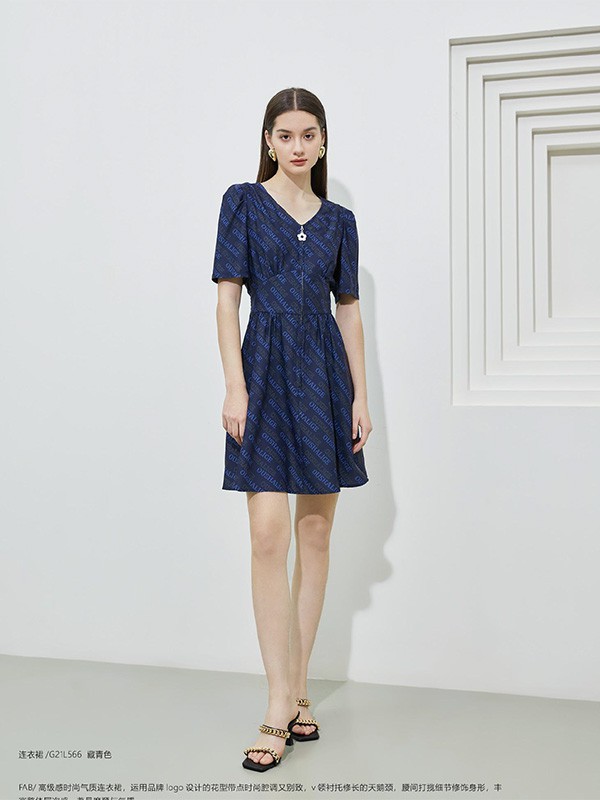 周末出游怎么穿?爱依莲女装来教你!