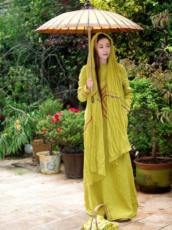 经济不好,大家兜里没钱了,要不要做低价市场?消费是在降级吗?