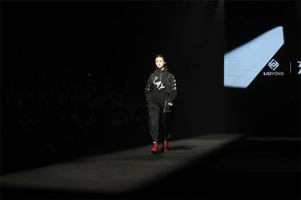 青春信阳 淮河智尚 2023首届信阳服装节举行