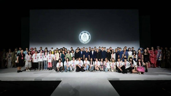 西南大学蚕桑纺织与生物质科学学院毕业作品亮相2023中国大学生时装周