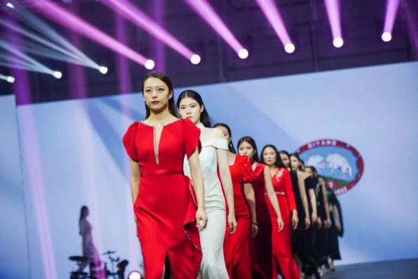 皮尔卡丹•2023天津时装周拉开帷幕