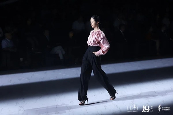 探索女性的多面魅力与非凡力量——恒信织造·张鹏时尚女装发布秀