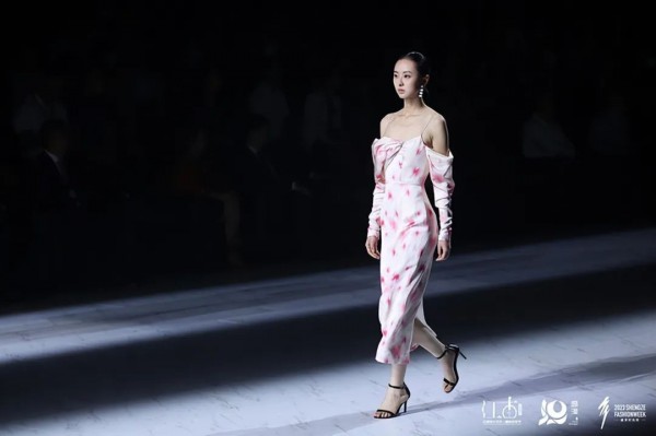 探索女性的多面魅力与非凡力量——恒信织造·张鹏时尚女装发布秀