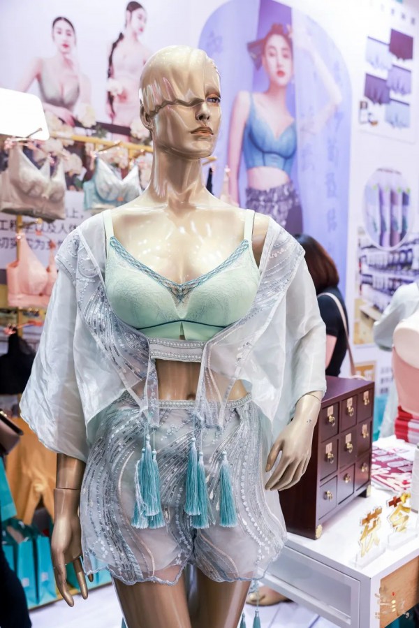 爱戴亮相2023中国内衣·视界峰会-浙江站,演绎国潮新风尚!