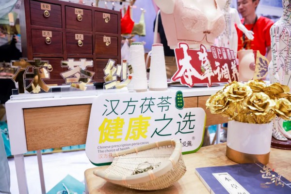 爱戴亮相2023中国内衣·视界峰会-浙江站,演绎国潮新风尚!