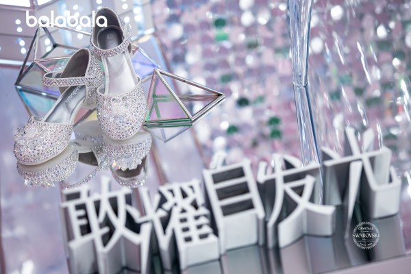 巴拉巴拉首款儿童水晶鞋开启限定发售 璀璨亮相施华洛世奇