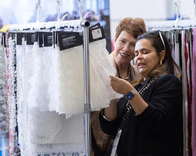 中国企业亮相加拿大服装纺织品采购展