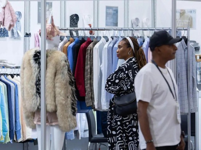 中国企业亮相加拿大服装纺织品采购展