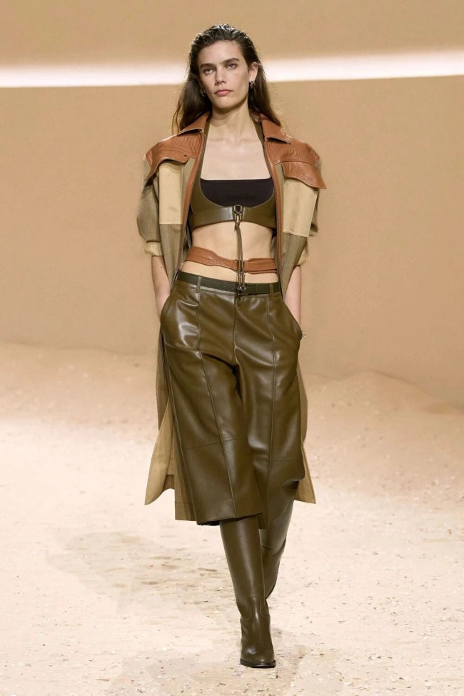 比Dior更野,比Balenciaga更飒!爱马仕把皮革,丝巾玩出花了,克制又性感...｜Hermès 2026春夏系列