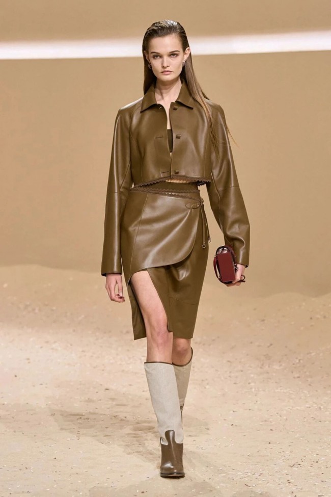 比Dior更野,比Balenciaga更飒!爱马仕把皮革,丝巾玩出花了,克制又性感...｜Hermès 2026春夏系列