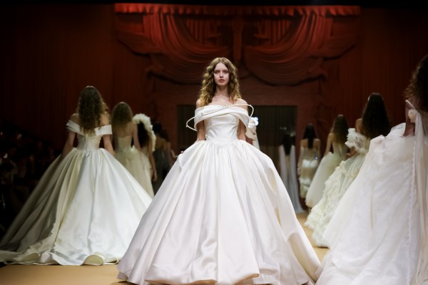 秀场直击｜MOVOUS 2026SS《未寄的诗》:一封写给未来的信,在上海缓缓开启