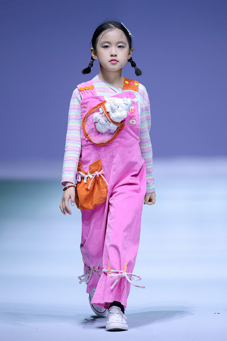 三两喜欢 | 7-14岁小设计师群体2025AW KIDSWEAR上海时装周发布会
