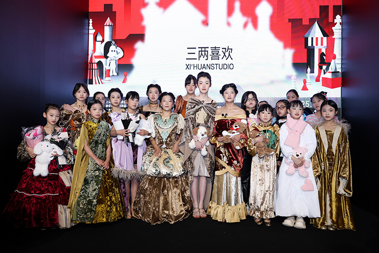 三两喜欢 | 7-14岁小设计师群体2025AW KIDSWEAR上海时装周发布会