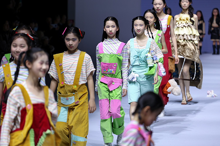 三两喜欢 | 7-14岁小设计师群体2025AW KIDSWEAR上海时装周发布会