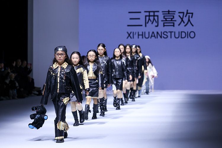 三两喜欢 | 7-14岁小设计师群体2025AW KIDSWEAR上海时装周发布会