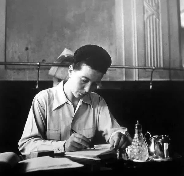 去女性化穿搭,从来不是穿得“像男人”