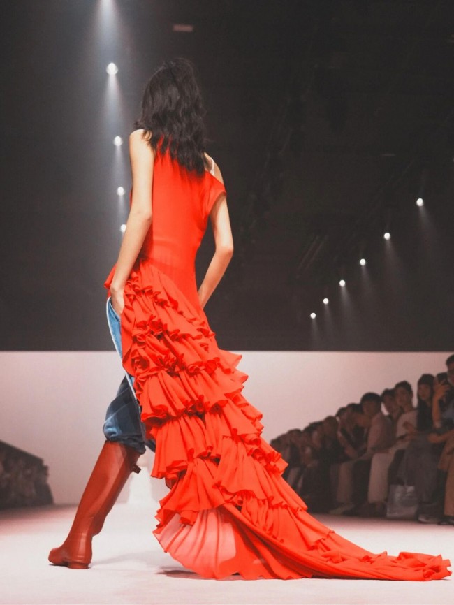 上海时装周交出中场答卷