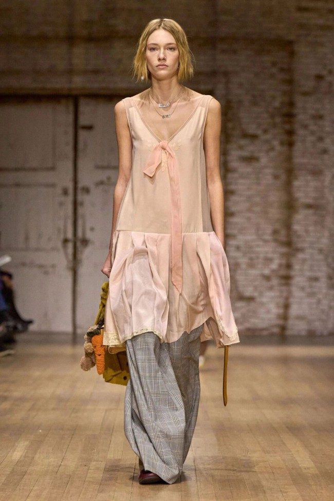 本季粉色的四种优雅穿搭方式