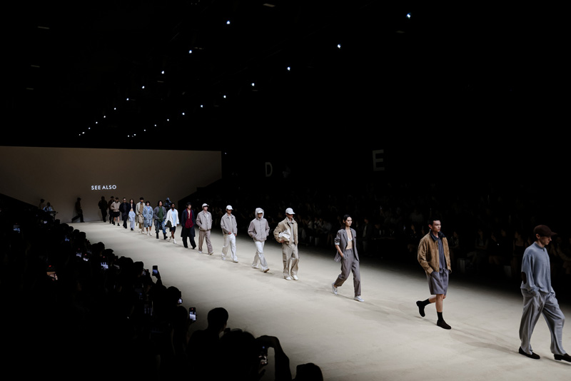 SEE ALSO随性叠穿演绎经典,“解构永恒之境”惊艳上海时装周