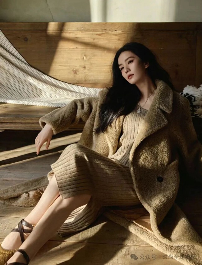 大衣+裙子”才是今年秋冬最美搭配,好看到犯规!