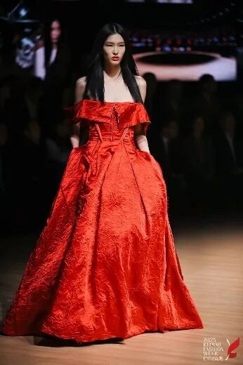 关注｜2025柯桥时尚周（秋季）启幕,展现十年时尚蜕变