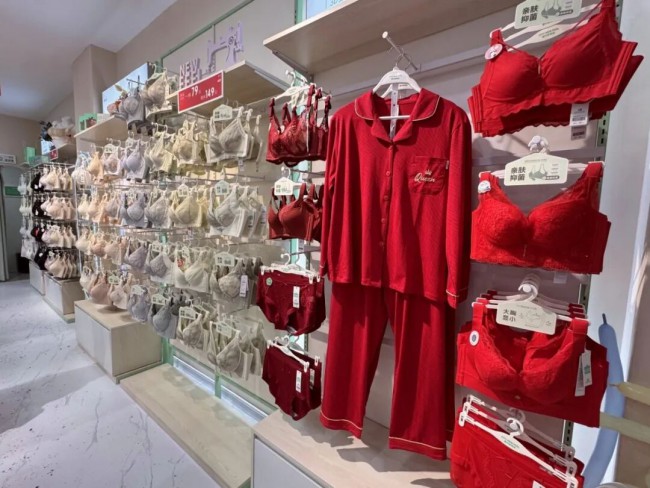 寒冬不 “肿”!都市新感觉保暖系列:轻薄即暖解锁轻时尚,4000 + 门店背后的财富密码