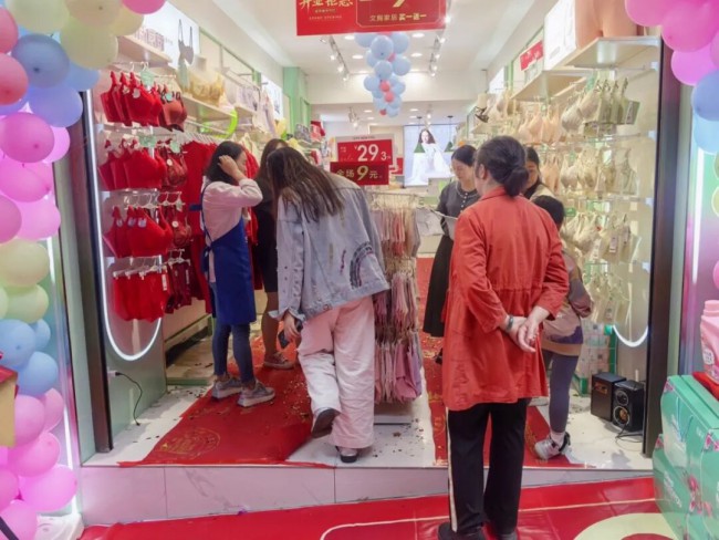 寒冬不 “肿”!都市新感觉保暖系列:轻薄即暖解锁轻时尚,4000 + 门店背后的财富密码