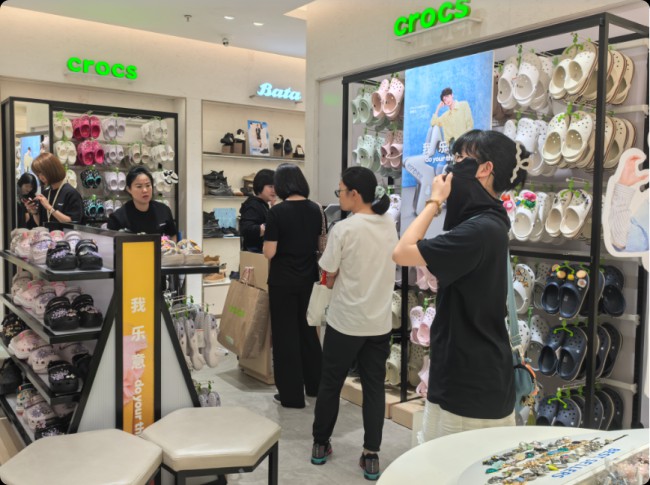 “芭蕾风”吹进洞洞鞋 卡骆驰新品热销