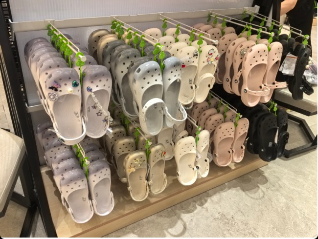 “芭蕾风”吹进洞洞鞋 卡骆驰新品热销