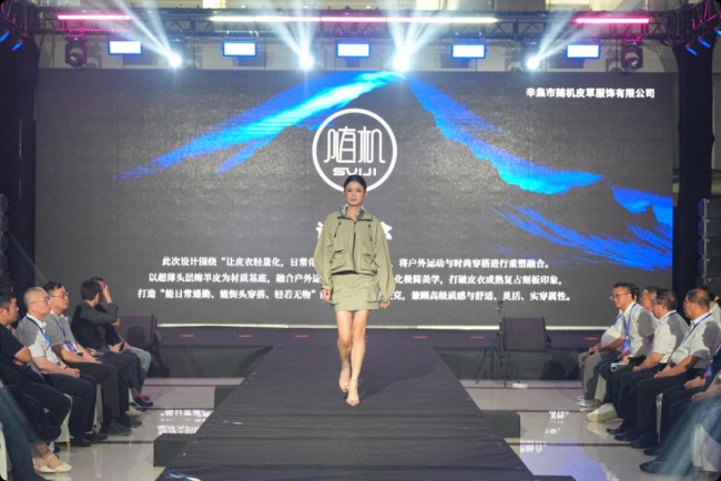 新品服装亮相2026辛集国际皮革皮草时装周