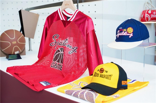 不止竞技球场,斯伯丁首家服饰快闪打造场外潮流主场