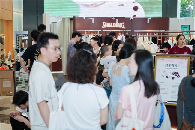 不止竞技球场,斯伯丁首家服饰快闪打造场外潮流主场