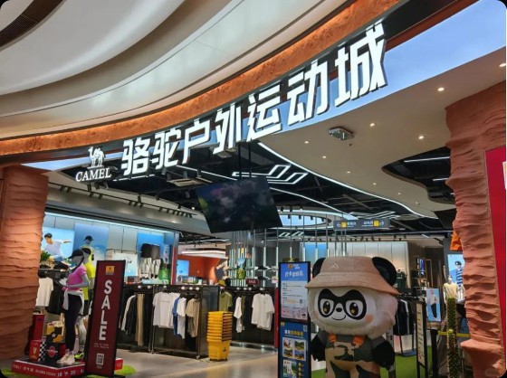 安踏,361°们一边关小店,一边抢着开千平大店,这场竞赛赌对了?