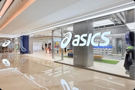 安踏,361°们一边关小店,一边抢着开千平大店,这场竞赛赌对了?