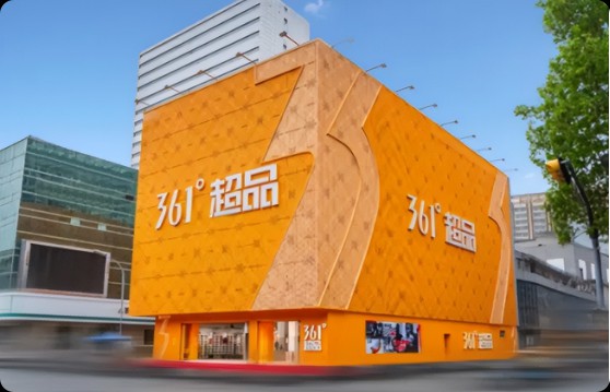 安踏,361°们一边关小店,一边抢着开千平大店,这场竞赛赌对了?
