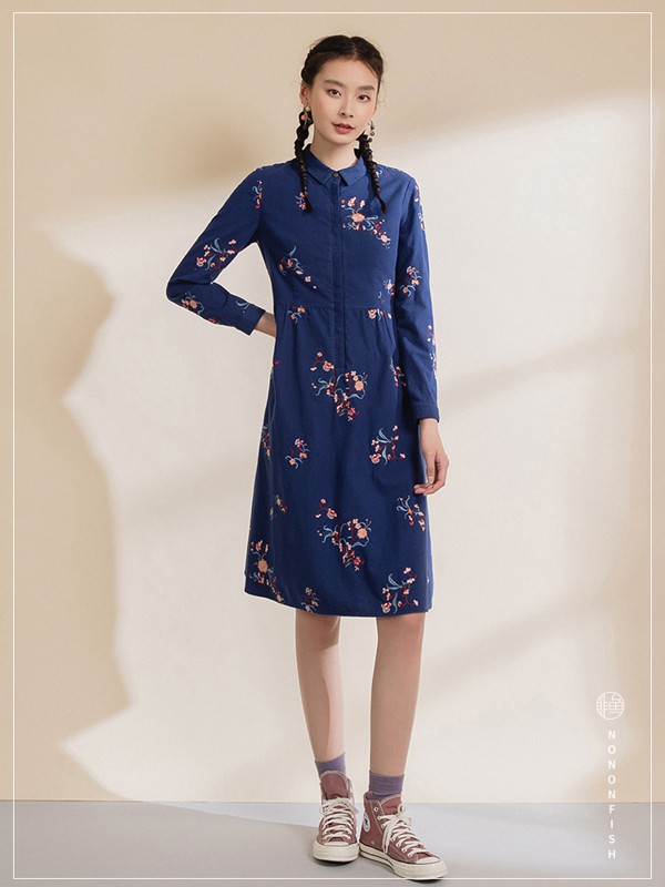 非鱼女装2020秋冬季蓝色印花连衣裙