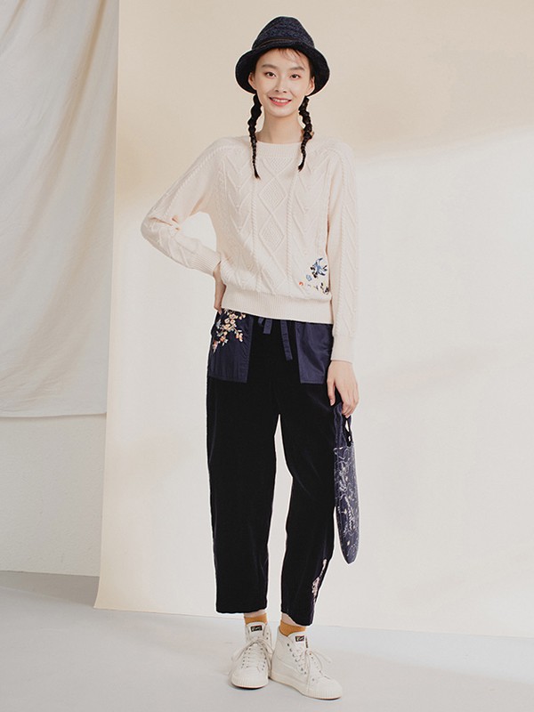 非鱼女装2020秋冬季米色刺绣毛衣