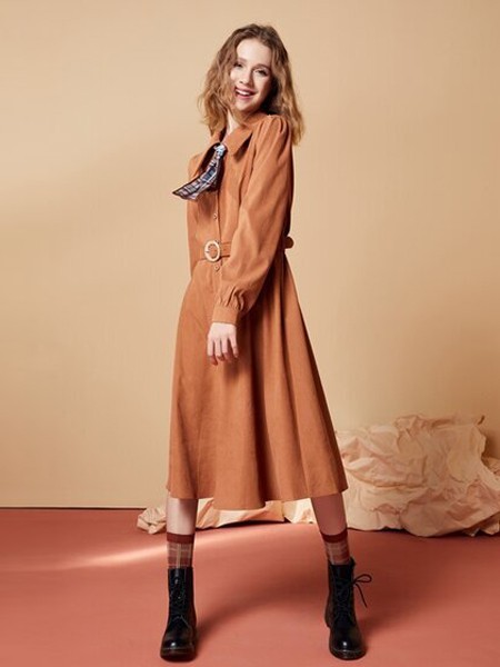 U2020秋冬季棕色纯色连衣裙