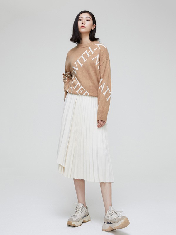 me&city2020秋冬季驼色字母毛衣