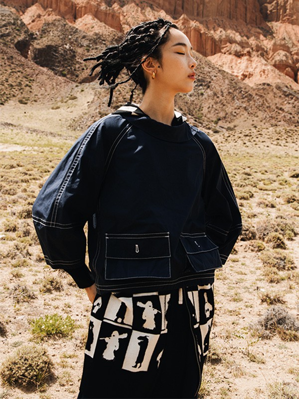 幻走女装2020秋冬季藏蓝色印花上衣