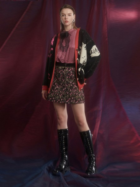 杰茜莱2020秋冬季黑色印花针织衫