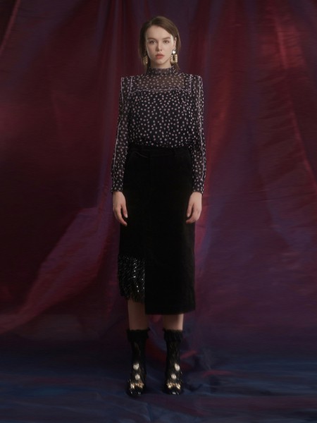 杰茜莱2020秋冬季黑色波点上衣