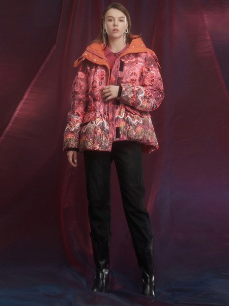 杰茜莱2020秋冬季粉色印花羽绒服