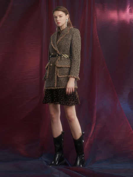 杰茜莱2020秋冬季棕色暗纹外套